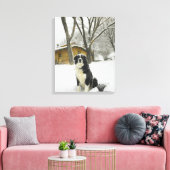 Hunde sitzen im Schnee mit Blockhütte dahinter Leinwanddruck (Insitu (Wohnzimmer))