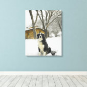 Hunde sitzen im Schnee mit Blockhütte dahinter Leinwanddruck (Insitu (Holzboden))