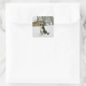 Hunde sitzen im Schnee mit Blockhütte dahinter Quadratischer Aufkleber (Tasche)