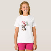 Hunde sitzen mit Weihnachtsbaum im Hintergrund T-Shirt (Vorne ganz)