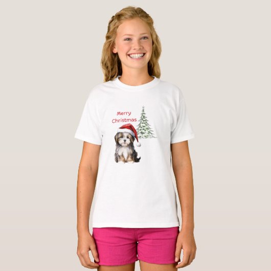 Hunde sitzen mit Weihnachtsbaum im Hintergrund T-Shirt (Vorne ganz)