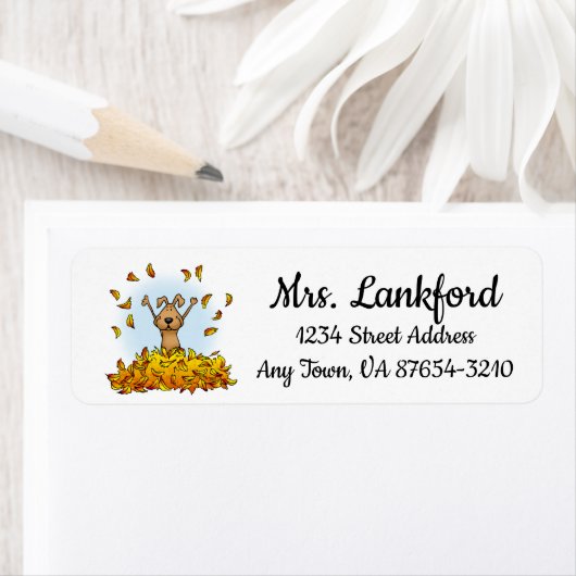 Hunde spielen in einem Pile von Herbstlauben - Nie (Insitu)