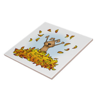 Hunde spielen in einem Pile von Herbstlauben - Nie Fliese
