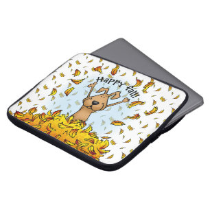 Hunde spielen in einem Pile von Herbstlauben - Spa Laptopschutzhülle