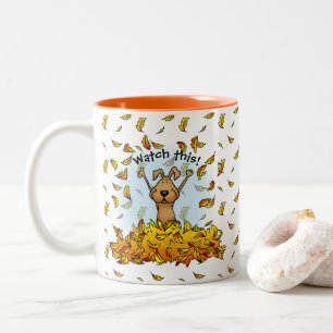 Hunde spielen in einem Pile von Herbstlauben - Spa Zweifarbige Tasse