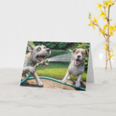 Hunde sprühen Wasser mit Gartenschlauch Karte (Gelbe Blume)