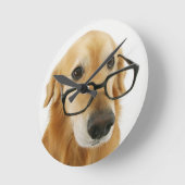 Hunde tragen Krawatte und Brille auf dem Stuhl sit Runde Wanduhr (Winkel)