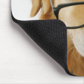 Hunde tragen Krawatte und Brille auf Stuhl sitzen Mousepad (Ecke)