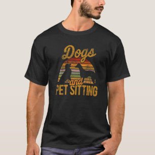 Hunde und Haustiere, die sich auf dem Sitz des Tie T-Shirt