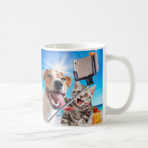 Hunde und Katze fotografieren sich selbst am Telef Kaffeetasse