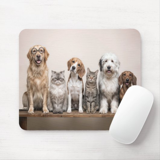 Hunde und Katzen mit skurrilen Brillen Mousepad (Mit Mouse)