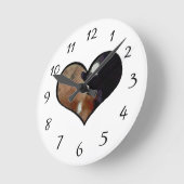Hunde-und Katzen-Umarmung in einem Herzen Runde Wanduhr (Winkel)