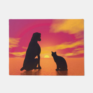 Hunde- und Katzenfreundschaft am Sonnenuntergang Fußmatte