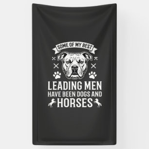 Hunde und Pferde führen Männer Banner