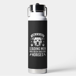Hunde und Pferde führen Männer Trinkflasche