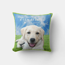 Hunde verlassen Tatzendrucke auf Ihrem Herzen Kissen