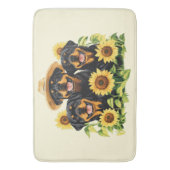 Hunde von Rottweiler, umgeben von Sonnenblumen Badematte (Vorderseite Vertikal)