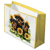 Hunde von Rottweiler, umgeben von Sonnenblumen Große Geschenktüte (Vorderseite Schrägansicht)