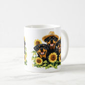 Hunde von Rottweiler, umgeben von Sonnenblumen Kaffeetasse (VorderseiteRechts)
