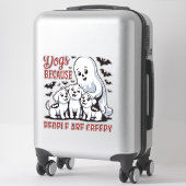 Hunde, weil die Leute ein gruseliges Halloween sin Aufkleber (Koffer)