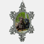 Hunde Welpen Schwarzes Labor Schokolade Labrador R Schneeflocken Zinn-Ornament (Links)