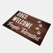 Hunde willkommen Menschen toleriert rustikalen Fun Fußmatte (Schrägansicht)