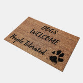 Hunde willkommen , tolerierte Menschen - Pfoten -  Fußmatte (Schrägansicht)