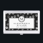 Hundebahnen | Schwarz/Weiß | Grau Monogram Visitenkarten Dose<br><div class="desc">Die Visitenkartenhalterung zum Thema "Animal" ist mit einem stylischen und skurrilen Puppy-Hund-Pfow-Printmuster versehen, das mit Holzkohle-Grau, hellgrauem und weißem Pfoten auf schwarzem Hintergrund bedruckt ist. individuelle Name und Titel oder Rolle werden auf einem weißen Banner dargestellt, wobei Graue und schwarze Akzente und Text koordiniert werden. Monogram Erstvorgestellt in stilvollem, dekorativem...</div>