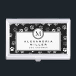 Hundebahnen | Schwarz/Weiß | Grau Monogram Visitenkarten Dose<br><div class="desc">Die Visitenkartenhalterung zum Thema "Animal" ist mit einem stylischen und skurrilen Puppy-Hund-Pfow-Printmuster versehen, das mit Holzkohle-Grau, hellgrauem und weißem Pfoten auf schwarzem Hintergrund bedruckt ist. individuelle Name und Titel oder Rolle werden auf einem weißen Banner dargestellt, wobei Graue und schwarze Akzente und Text koordiniert werden. Monogram Erstvorgestellt in stilvollem, dekorativem...</div>