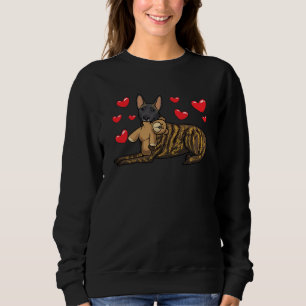 Hundehund mit ausgestopften Tieren und Herz Sweatshirt