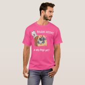 Hundejagd auf der sonnigen Scheune sieht Hunde mit T-Shirt (Vorne ganz)