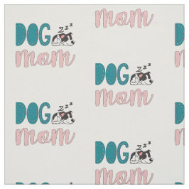 Hundemutter mit niedlichem, gepunkteten schlafende stoff