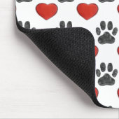 Hundepaws und rotes Herz-Malmuster Mousepad (Ecke)
