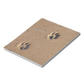 Hundepete druckt auf einem Sandstrand Notizblock (Rotiert)