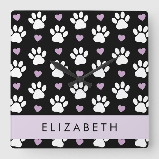 Hundepfähle, weiße Pfoten, Lilac-Herzen, Ihr Name Quadratische Wanduhr (Vorderseite)