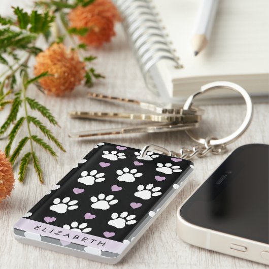 Hundepfähle, weiße Pfoten, Lilac-Herzen, Ihr Name Schlüsselanhänger (Vorderseite rechts)