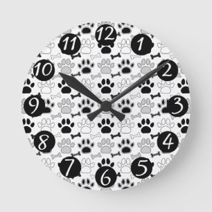 Hundepfotenabdrücke und Knochen Muster Runde Wanduhr