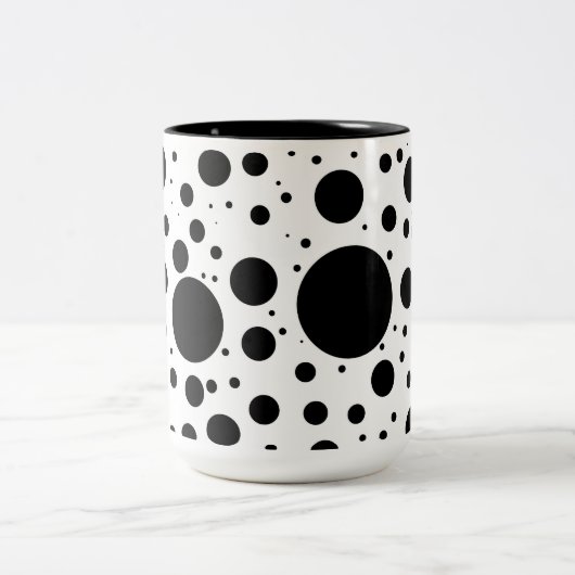 Hunderte schwarze Punkte und Kreise in unterschied Zweifarbige Tasse (Mittel)