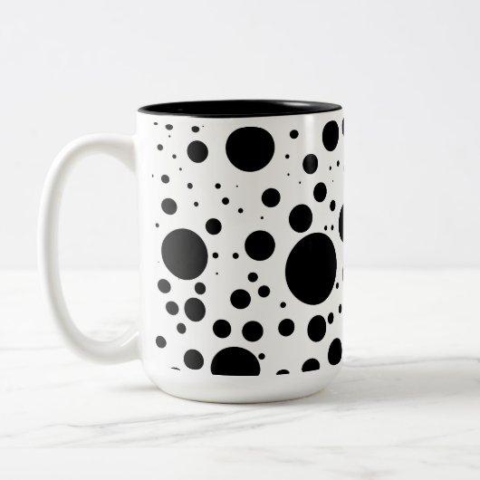 Hunderte schwarze Punkte und Kreise in unterschied Zweifarbige Tasse (Links)