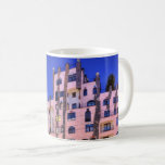 Hundertwasser in Magdeburg-Foto Kaffeetasse<br><div class="desc">Eine Nachtphotographie der grünen Zitadelle,  Grüne Zitadelle in Magdeburg,  Sachsen Anhalt,  Deutschland wird auf dieser weißen Keramik-Tasse gekennzeichnet.

Die Tasse ist in 2 Größen,  entweder 325 ml oder 444 ml verfügbar. 

Sie können andere Arten der Tassen,  einschließlich Reise-Tassen und Bier Steins auch wählen.</div>