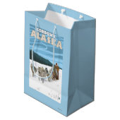 HundeSledding Szene - Cordova, Alaska Mittlere Geschenktüte (Rückseite Schrägansicht)