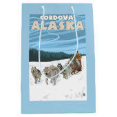 HundeSledding Szene - Cordova, Alaska Mittlere Geschenktüte (Vorderseite)