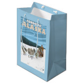 HundeSledding Szene - Cordova, Alaska Mittlere Geschenktüte (Vorderseite Schrägansicht)