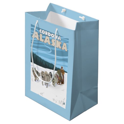 HundeSledding Szene - Cordova, Alaska Mittlere Geschenktüte (Vorderseite Schrägansicht)
