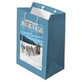 HundeSledding Szene - Dawson, Alaska Mittlere Geschenktüte (Rückseite Schrägansicht)