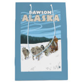 HundeSledding Szene - Dawson, Alaska Mittlere Geschenktüte (Vorderseite)