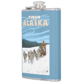 HundeSledding Szene - Yukon, Alaska Flachmann (Links)