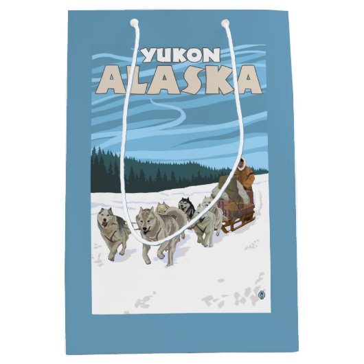 HundeSledding Szene - Yukon, Alaska Mittlere Geschenktüte (Vorderseite)
