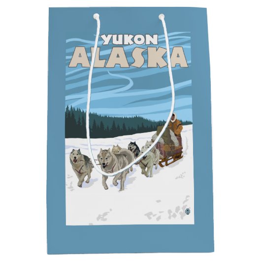 HundeSledding Szene - Yukon, Alaska Mittlere Geschenktüte (Vorderseite)