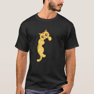 Hungrige Katze frisst T-Shirt